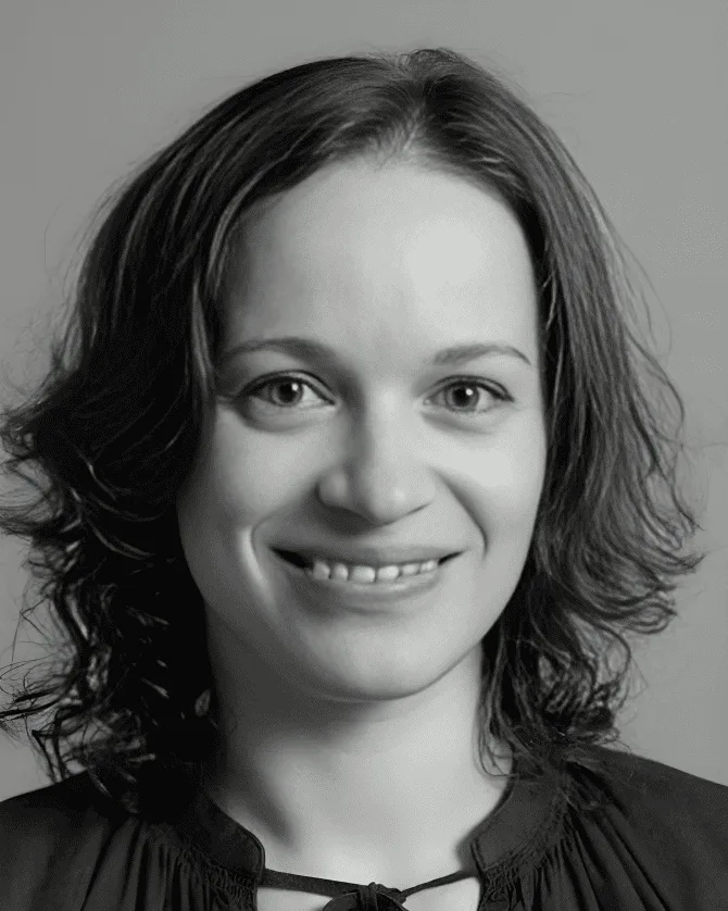 Fărîmă Marcela, Финансы, Сингапур