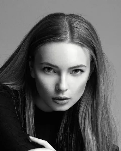 Varta Ruxanda, Model, Romania